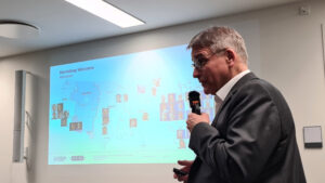 Prof. Tetzlaff welcomes the attendees of the German-American Discussion on Future Memristive Technology in Dresden on 2.2.2023